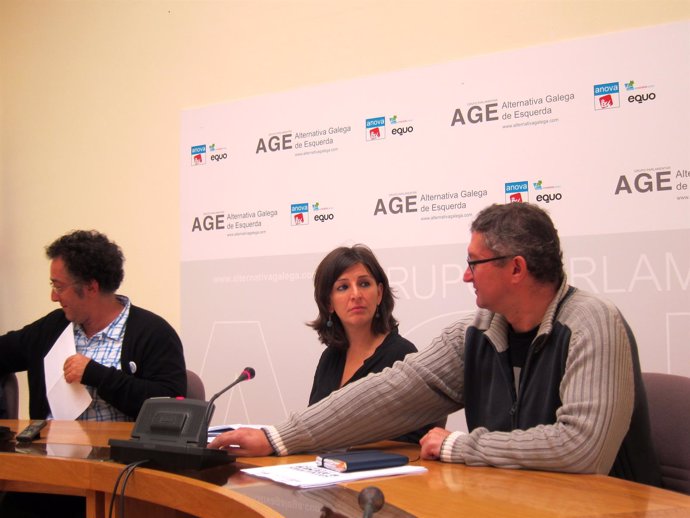 Yolanda Díaz (AGE), entre Xabier Ron y el presidente del Ateneo de Ferrol
