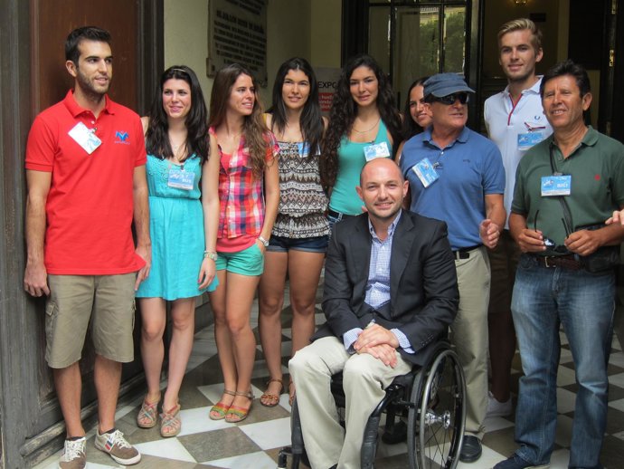 Raúl López con voluntarios 