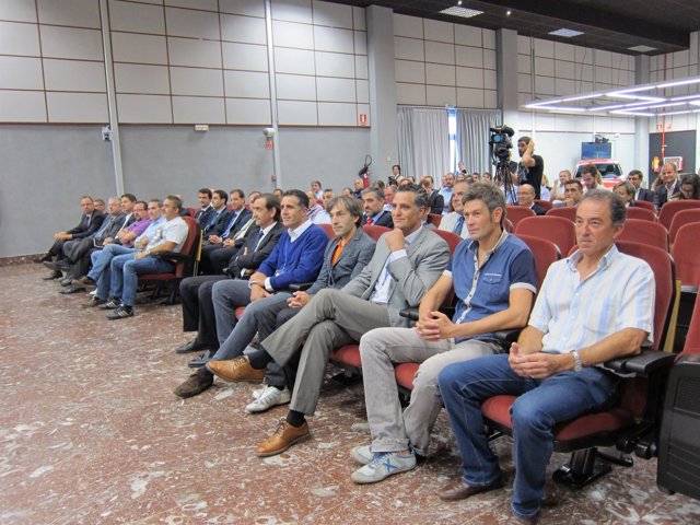 Miguel Induráin junto a otros deportistas y miembros de VW en la presentación