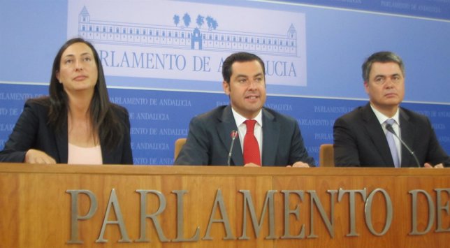 Juanma Moreno con Dolores López y Carlos Rojas en el Parlamento