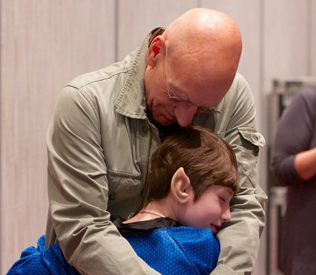 Patrick Stewart visita a una niña enferma