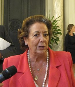 Barberá atendiendo a los periodistas 