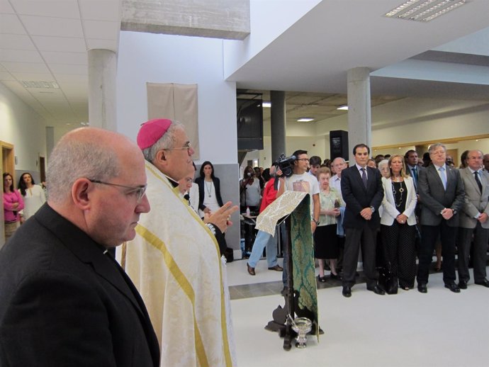 Gómez Sierra y el obispo con las autoridades (al fondo) en la inauguración 