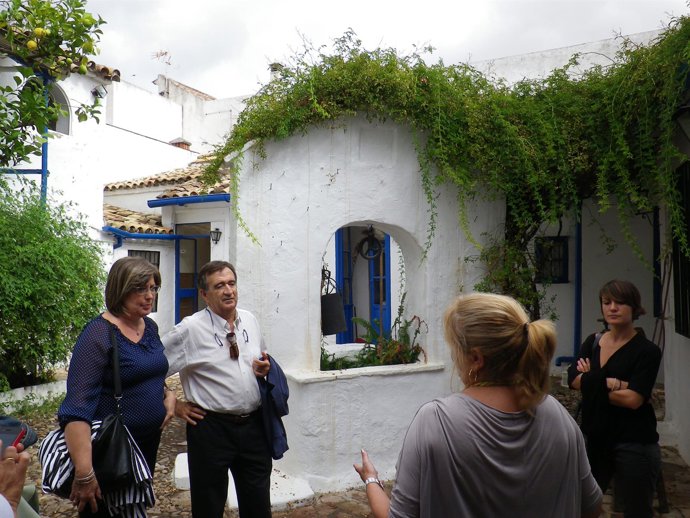 Un momento de la visita al patio de la calle Trueque