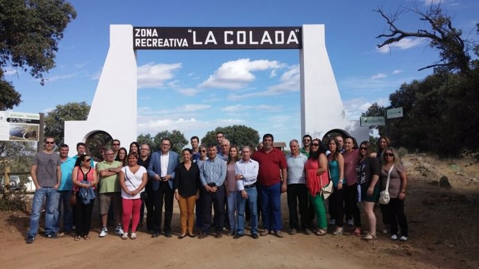 Ambrosio, junto al alcalde de El Viso, Juan Díaz y los alumnos del Taller