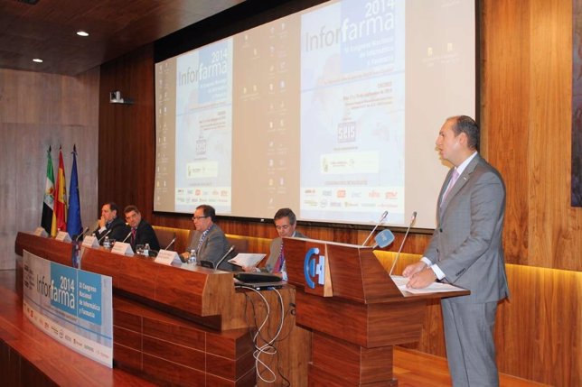 El Consejeros De Salud De Extremadura En Inforfarma En Cáceres