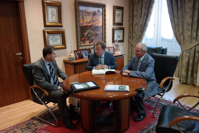 Moragues (centro) y Viesca se reúnen con el presidente de AVA-Asaja (derecha).