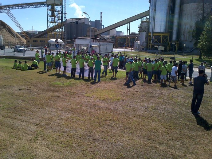 Concentración de trabajadores de Ence Huelva en las puertas de la fábrica