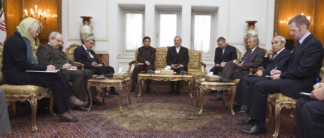 El ministro de Exteriores de Irán con los embajadores del grupo 5 más 1