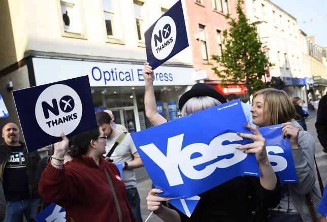 Pancartas a favor del 'Sí' y del 'No' sobre referéndum de independencia escocés