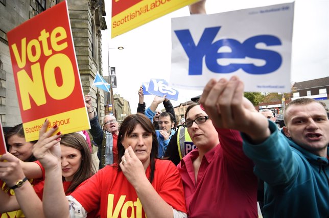 Pancartas a favor del 'Sí' y del 'No' sobre referéndum de independencia escocés