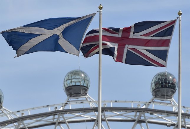 Banderas de Escocia y Reino Unido ondeando en Londres