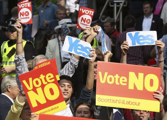 Pancartas a favor y en contra de la independencia de Escocia
