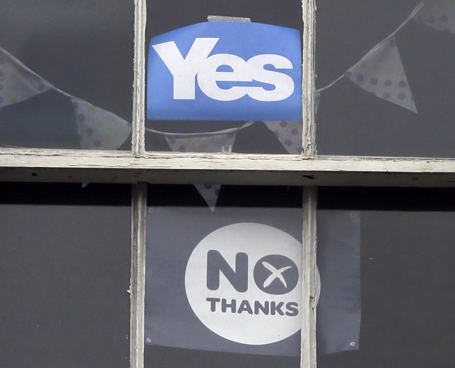 Pancartas a favor y en contra de la independencia de Escocia