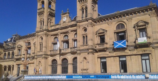 Bandera de Escocia en el Ayuntamiento.