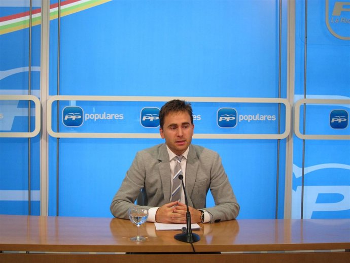 El senador del PP, Daniel Osés, analiza datos de turismo