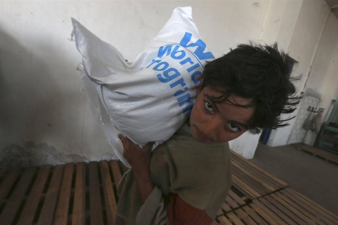 Un niño recibe ayuda humanitaria en Duma