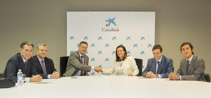 Acuerdo entre CaixaBank y Universidad de Navarra.