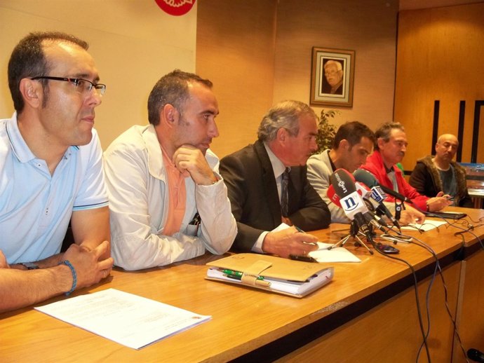 Representantes de UGT, CCOO y CSI analizan la compra de Antibióticos