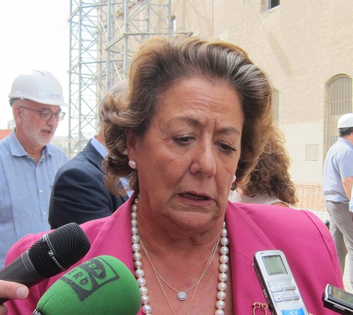 Rita Barberá respondiendo a los periodistas 