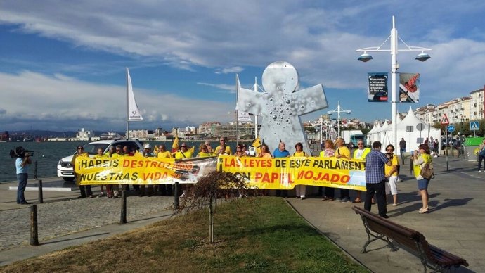 Protesta de los afectados por derribos junto a esculturas del Mundial de Vela 