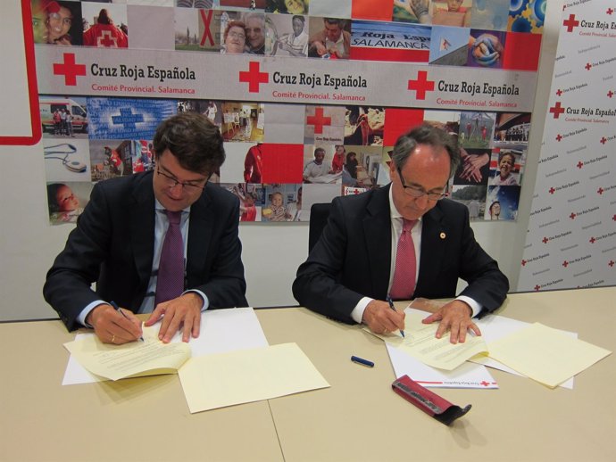 Mañueco y Juanes firman el convenio entre el Ayuntamiento y Cruz Roja