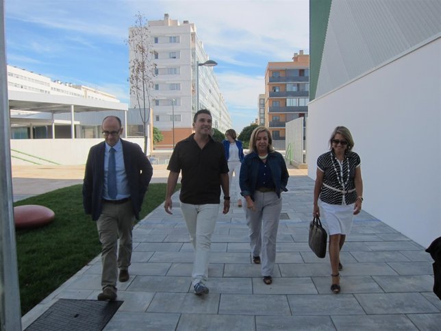 Dolores Serrat visita las nuevas instalaciones del CEIP Valdespartera II.