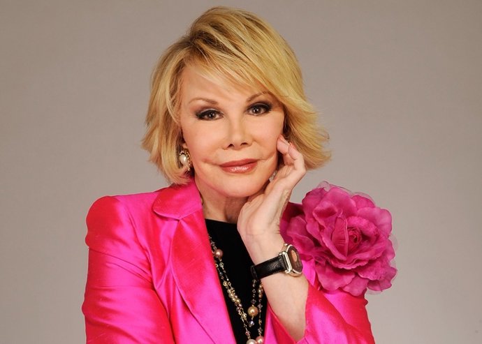 El médico de Joan Rivers, demandado por hacerse un selfie con su cuerpo