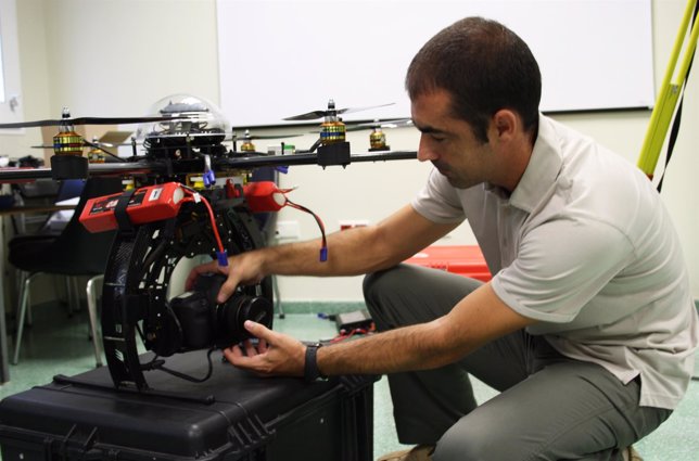 Un investigador de la UJA realiza arreglos en un UAV