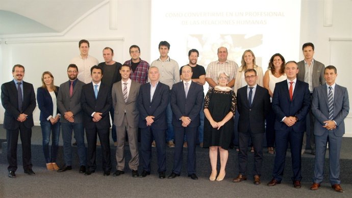 Los nuevos emprendedores y representantes de las empresas patrocinadoras.