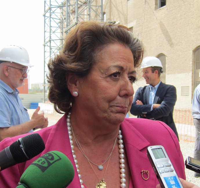 Rita Barberá haciendo declaraciones a los medios de comunicación 