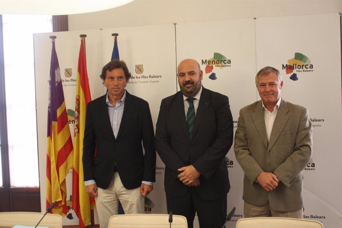 Mateo Isern, Jaime Martínez y José Marcial en la firma del convenio