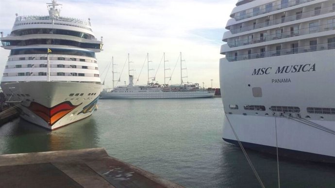 Terminal de cruceros de Trasmediterranea.