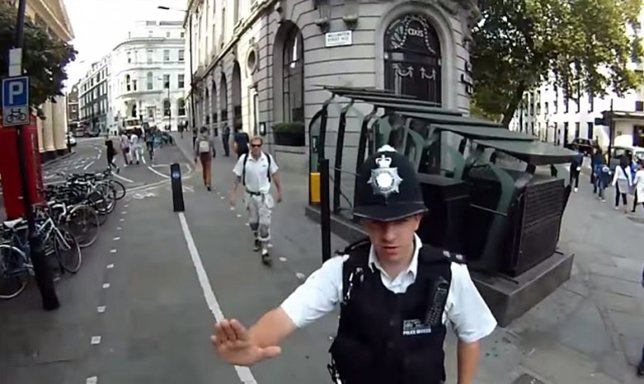 Un ciclista es detenido en el carril bici por orden policial 