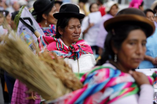 Mujeres peruanas marchan en el Día Internacional de la Mujer en Lima (Perú).