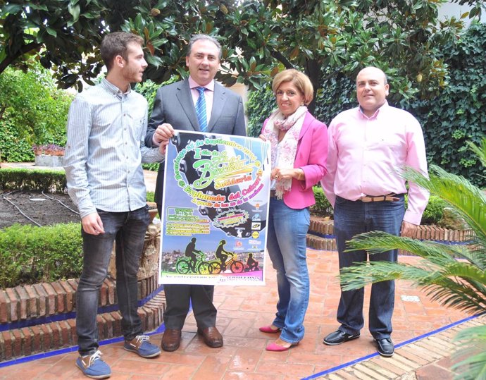 Prieto y Botella (centro) muestran el cartel
