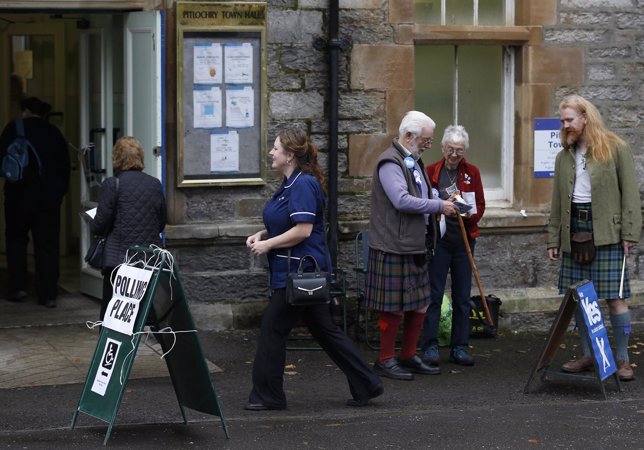 Votantes escoceses en un centro electoral durante refereéndum Escocia