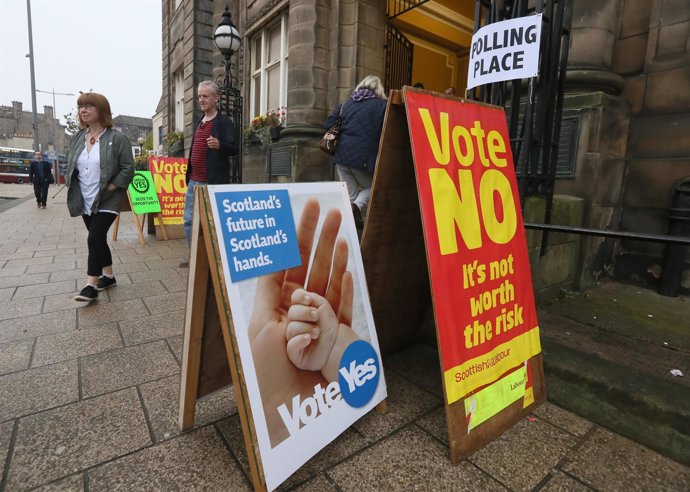 Ciudadanos votan en colegios electorales en el referéndum de Escocia