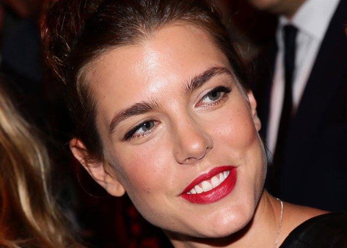  Charlotte Casiraghi,  Audrey Herpburn En Milan Fashion Show Pinault Moss Gucci