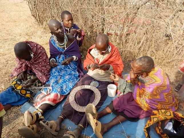 Mujeres masai elaborando sus joyas tradicionales