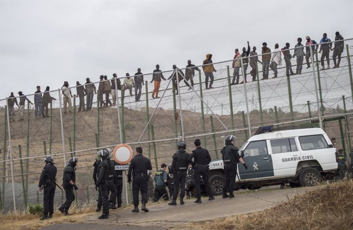 Inmigrantes africanos intentan cruzar la valla de Melilla