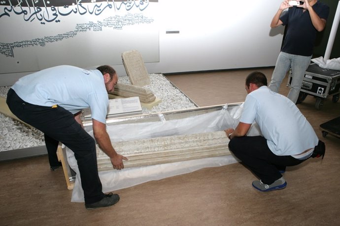 Traslado de una inscripción funeraria andalusí al Museo del Louvre