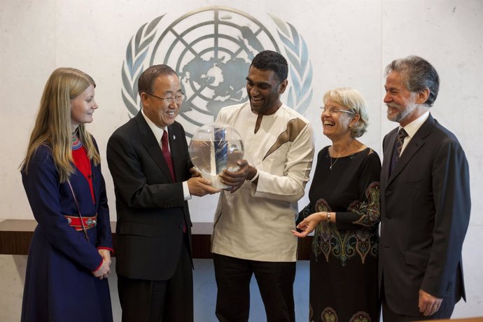 Ban Ki-moon y la delegación de Greenpeace, durante el encuentro.
