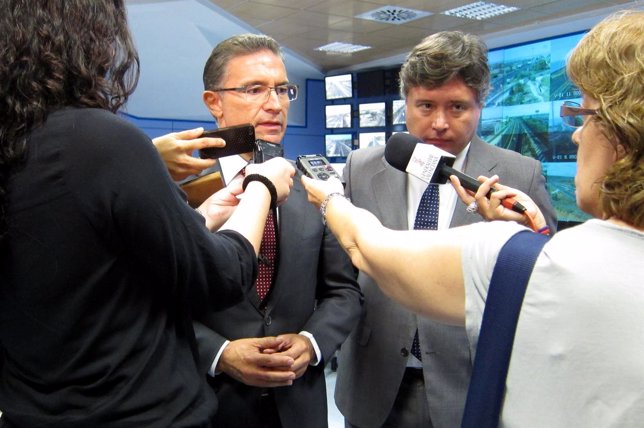Castellano atiende a los periodistas acompañado del conseller Santamaría.