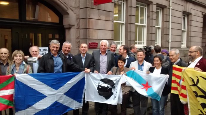 Foto de la delegación del BNG, con el resto de la ALE, en Escocia
