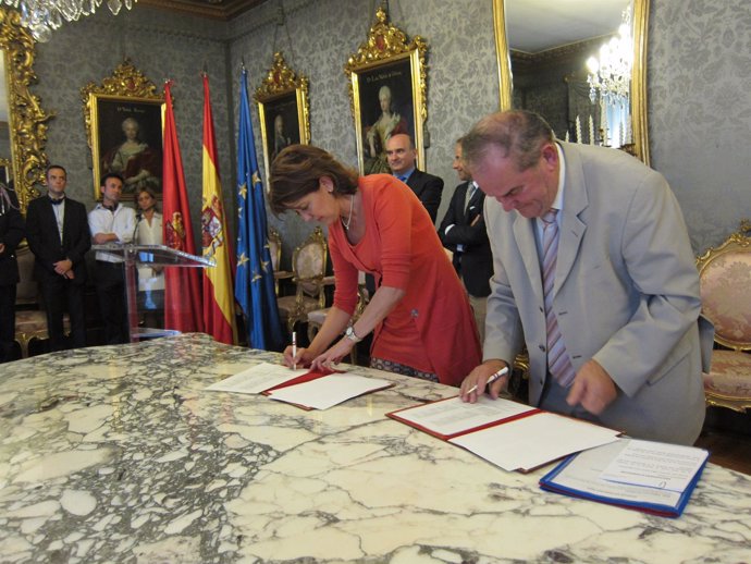 Barcina y Labazée firmando la renovación del acuerdo 