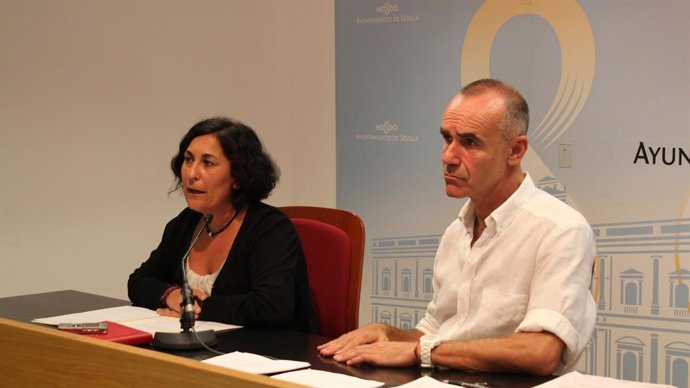Los concejales del PSOE en Sevilla Eva Patricia Bueno y Antonio Muñoz