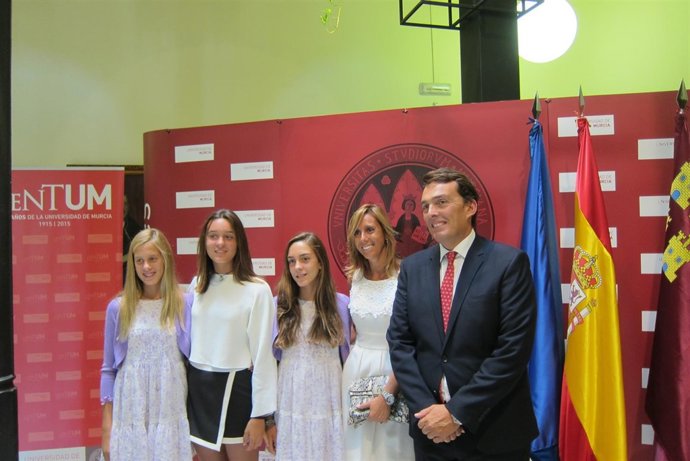Javier Ruano junto con su familia tras tomar posesión