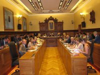 La oposición critica a Foro que su único logro sea el carril-bici del Muro y le reprocha su "prepotencia"