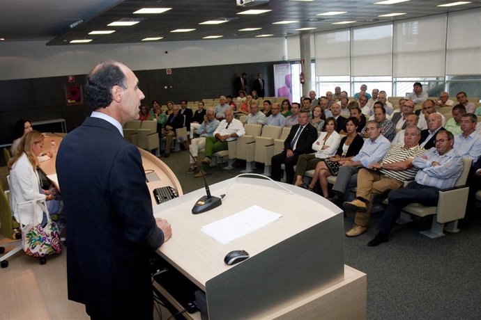 Diego presenta a los alcaldes la orden de ayudas para la contratación de parados